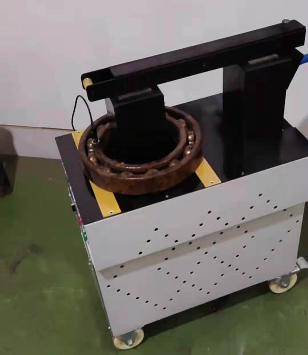 轴承加热器移动式.jpg 轴承加热器移动式.jpg