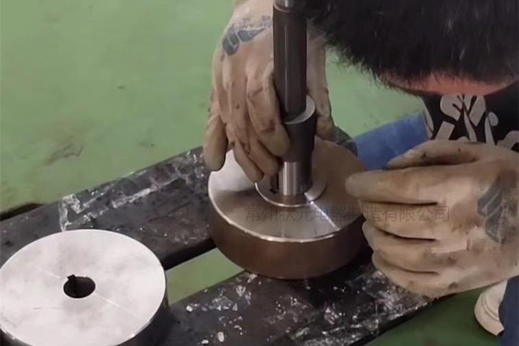 感应加热器-内孔热装.jpg 感应加热器-内孔热装.jpg